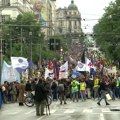 Kišni protest pred Vladom za odbranu Univerziteta: Predata peticija za održavanje izbora