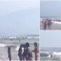 Haos na velikoj plaži u ulcinju! Vetar pravi dar-mar, talasi nadiru, posetioci u panici uklanjaju ležaljke, nevreme tek…
