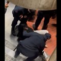 VIDEO: Policajci vukli studenta po podu, potom ga izneli iz zgrade Filozofskog