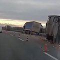 Težak sudar dva šlepera, stvaraju se ogromni zastoji: Jezive scene na auto-putu "Miloš Veliki" (foto)