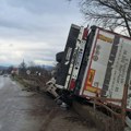 Šleper sleteo sa magistrale kod Čačka, upao u reku Karaču