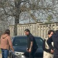 Darko Lazić plače ispred kuće u Brestaču: Reka ljudi pristiže u dom stradalog Dragana Lazića (foto, video)