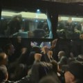 VIDEO Navijači napravili ludnicu u ponoć ispred autobusa Partizana: Sve eksplodiralo kada se pojavio Karlik Džons