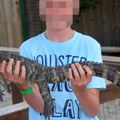Дечак (14) снимљен шта ради алигатору: Полиција је одмах дошла и привела га!
