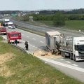(Video) Curi gas na auto-putu! Sudarila se dva kamiona, postoji opasnost od eksplozije, saobraćaj blokiran