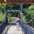 Zabranjen, a ljudi i dalje rizikuju život! Viseći most preko Lima zatvoren zbog oštećenja, slede prijave za nesavesne