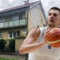 Jokić voli da jede kokice sa decom, vozi bajs i zaigra basket u parkiću! Kurir u Somboru: Komšije otkrile kako Džoker provodi…