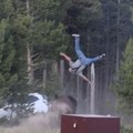 (Video) Bizon napao čoveka u nacionalnom parku Bacio ga dva metra u vazduh dok je šetao sa unukom, mališan na vreme pobegao