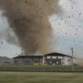 Pogledajte kako je tornado oduvao indijanu: Nosi sve pred sobom (video)