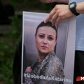 Suspendovana policajka Katarina Petrović na protestu u Valjevu: Moj tata i danas zna da kaže ‘deco, sve se pere sem…