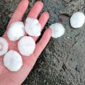 Sloveniju pogodila dva olujna fronta: Padao led čudnog oblika, nastala bujica, hiljade bez struje, meteorolozi upozoravaju…