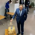 VIDEO: Milorad Dodik glasao na izborima u Srbiji - mahao otvorenim listićem pred svima