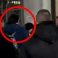 Novi snimak napada na Kovačevića: Kako plaćenik Dojče velea pravi haos ispred zgrade RIK-a (video)
