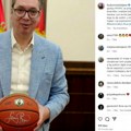 Predsednik Vučić dobio na poklon loptu sa potpisom Larija Brda