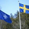 Zastava Švedske podignuta ispred sedišta NATO-a u Briselu