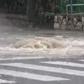 Srbija na udaru! Poplave u Rijeci izazvale potpuni haos u saobraćaju, a stižu i kod nas (VIDEO)