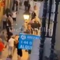 Brutalna tuča engleskih huligana pred finale Lige Evrope! Gađali se flašama, kantama, stolicama i stolovima - rušili sve…