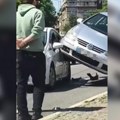 Kako mu je ovo uspelo?! Auto se popeo na taksi, neobična saobraćajka u Takovskoj