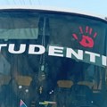 Autobusu prevoznika Janićevića, koji vozi na proteste, demolirana šoferšajbna i gume, policija pokušala da ga zaustavi