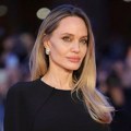 Анђелина Џоли стигла у Рим, обукла хаљину отворених леђа и показала тетоваже које носе снажне поруке