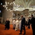 Papa Lav XIV posetio Plavu džamiju u Istanbulu, drugog dana svoje posete Turskoj