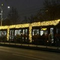Okićeni tramvaji u Beogradu doprinose prazničnoj atmosferi, posebno kada padne mrak (foto/video)