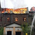 (Foto, video) 20 vatrogasaca se bori s vatrom. Ogroman požar na zgradi starog mlina u Obrenovcu: vatra "guta" krov