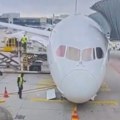 Nesvakidašnji incident u Frankfurtu: Godinu dana star Drimlajner Lufthanze pao na nos na gejtu