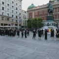 Žene u crnom stajale na Trgu republike povodom 31. godišnjice Srebrenice