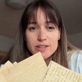 "Ovi papiri su stari više od 100 godina!" Nevena kupila stare razglednice na Najlon pijaci, a onda shvatila kakvo blago ima u…