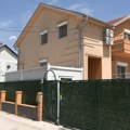 (Foto) Ovo je hostel sa migrantima u Surčinu. Držani u podrumu iza visoke ograde, meštani zabrinuti: "Nismo znali ko dolazi…