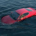 Automobil pluta kod čuvene crnogorske plaže, jedno i dalje misterija!