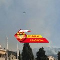 Ovaj snimak budi jezu, ali i nadu: Avion iznad Baošića leti ka planini i izbacuje ogroman mlaz vode