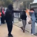 Хорор у Француској: Талас насиља на протестима средњошколаца, жени спаљено лице бацачем пламена! (видео, фото)