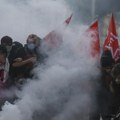 FOTO, VIDEO Francuska ključa: Gore škole, nastavnik poliven benzinom, 5.000 ljudi uhapšeno