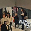 (Video) Mirka Vasiljević uhvaćena sa sinom u javnosti: Glumica sa naslednikom u šopingu pred praznike, a jedna stvar će vas…