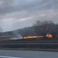 (Video)Gore njive ,vatra uz auto-put