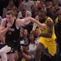 Bizarna situacija u NBA ligi: Lejkersi i Memfis zbog ogromnog propusta igrali 56 sekundi više! (video)