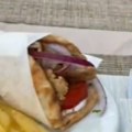 Grčki restoran ojadio srpske turiste Naručili giros, kafu i sok, kada su videli račun zanemeli od šoka! (video)