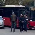 Autobusi GSP stali, sve blokirano, nemaju kuda! Vozač se bahato parkirao u Zemunu, gde je kazna za ovo? (video)