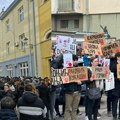 Učenici Zrenjaninske gimnazije i studenti Tehničkog fakulteta „Mihajlo Pupin“ stupili u protestnu blokadu (FOTO)