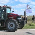 Poljoprivrednici protestuju u zgradi opštine Rača