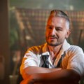 U spotu našeg pevača devojka kreirana uz pomoć ai: Neno Murić spojio Sarajevo sa Sicilijom i Toskanom (foto/video)