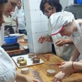 Torte i kolači pripremljeni za završnog ispita podeljeni humanitarnim ustanovama