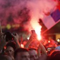 Policija između studenata koji blokiraju i studenata koji žele da uče Čuo se topovski udar, redari skinuli prsluke