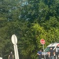 Sudarili se motocikl i automobil: Udes na Avalskom putu: Motociklista sa povredama prevezen u bolnicu (foto)