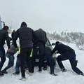 Zavejana auta i putnici kod Tutina Policajci se vraćali iz treće smene, ali odmah pritrčali da pomognu