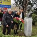 Поводом Дана Санџака делегације СДП-а и ДПС-а положиле цвеће на бисту Сретена Вукосављевића