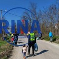Prelepa slika poslata iz sela Rakova kod Čačka: Meštani se sami organizovali i očistili smeće pored puta, u akciji učestvovali…