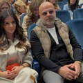 Muž Ane Sević u javnosti nakon putovanja s Darkom Lazićem: Evo ko je sve od poznatih došao na Mirzin koncert